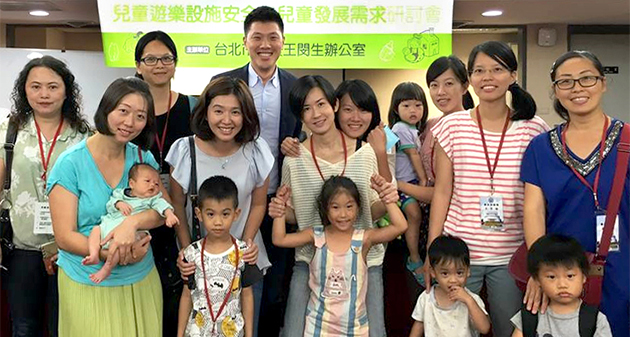 媽媽與孩子聯手　把公園變有趣了