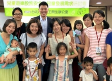 媽媽與孩子聯手　把公園變有趣了
