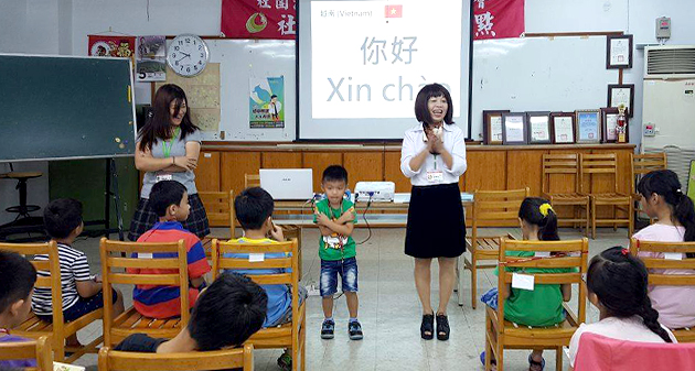 晚上教英語、白天教越語，邱琴秋願語言的廣闊讓孩子成為包容的人。