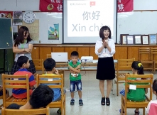 晚上教英語、白天教越語，邱琴秋願語言的廣闊讓孩子成為包容的人。