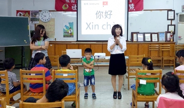 晚上教英語、白天教越語，邱琴秋願語言的廣闊讓孩子成為包容的人。