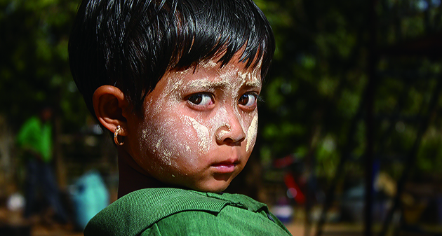 泰緬邊境影像故事：綠衣孩子將她的小手，放到我的手中