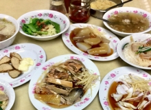 堅持不用美耐皿，把大同磁器玫瑰花樣全部買回家的「鄭家切仔麵」