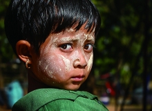 泰緬邊境影像故事：綠衣孩子將她的小手，放到我的手中