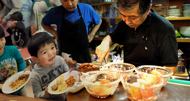 和過世的太太約定，用餘生守護來小孩食堂吃飯的人