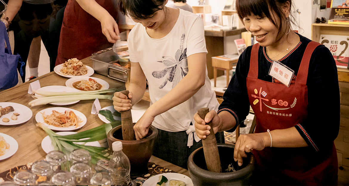 新住民掌廚，帶著便當來開趴：餐桌上都是一家人