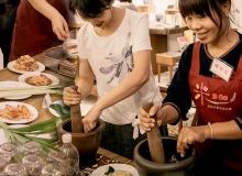 新住民掌廚，帶著便當來開趴：餐桌上都是一家人