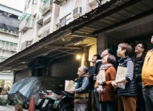 做工的人受傷後：工傷繪本《陪媽媽兜風》，陪烏雲下的彼此看向亮亮的地方