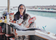 以味蕾認識海洋！梗枋的船長娘林淑貞：漁村廚房是玩樂的料理現場，也是食魚教育的場域