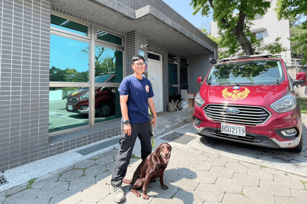 專注與守候，那是屬於領犬員的目光——新北市消防局特搜大隊 羅浩芳與搜救犬 Amei