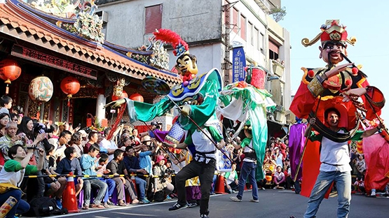 利澤魔幻老穀倉　人與偶多元成家