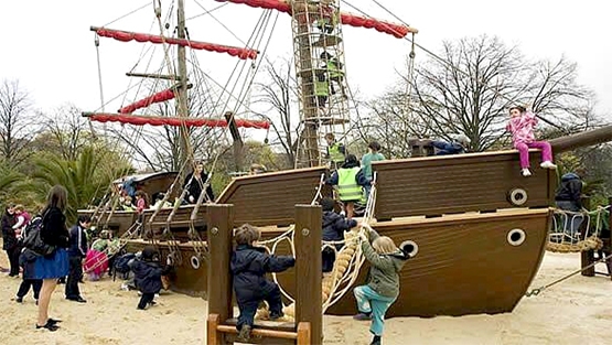 媽媽與孩子聯手　把公園變有趣了