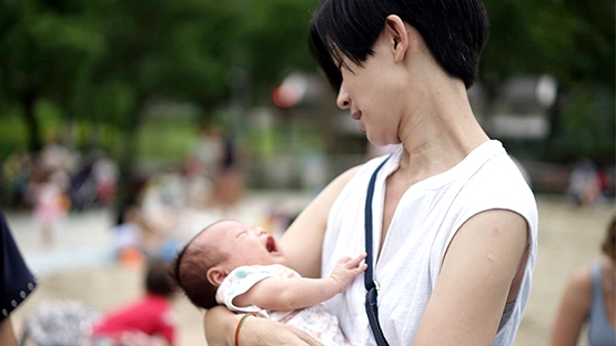 媽媽與孩子聯手　把公園變有趣了