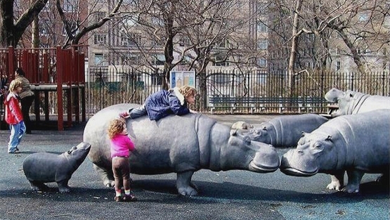 媽媽與孩子聯手　把公園變有趣了