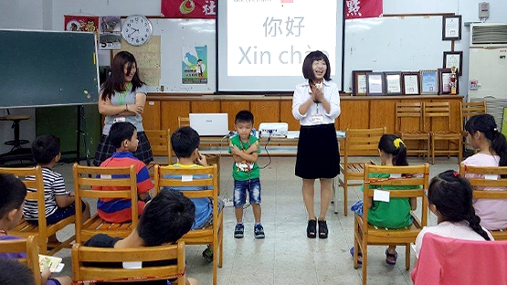 晚上教英語、白天教越語，邱琴秋願語言的廣闊讓孩子成為包容的人。