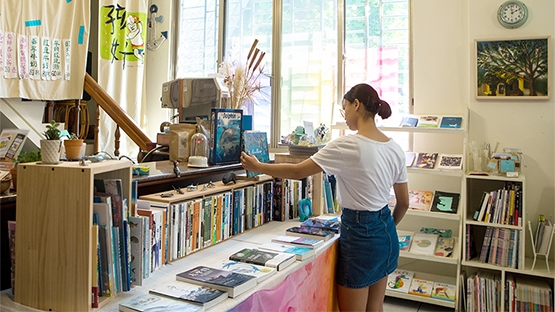 雙性戀媽媽 vs 異性戀爸爸，怎麼教小孩？開一間「孩好書屋」