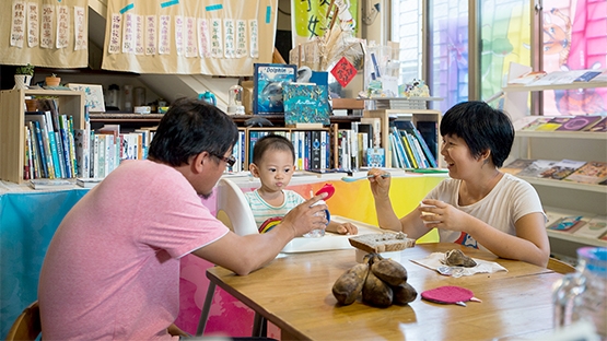 雙性戀媽媽 vs 異性戀爸爸，怎麼教小孩？開一間「孩好書屋」