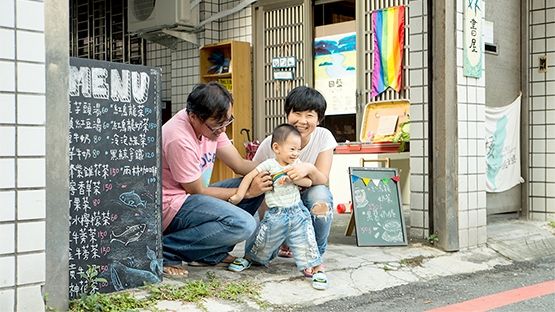 雙性戀媽媽 vs 異性戀爸爸，怎麼教小孩？開一間「孩好書屋」