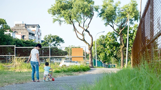 雙性戀媽媽 vs 異性戀爸爸，怎麼教小孩？開一間「孩好書屋」