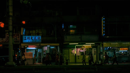 夜晚，當一家超商像深夜食堂…