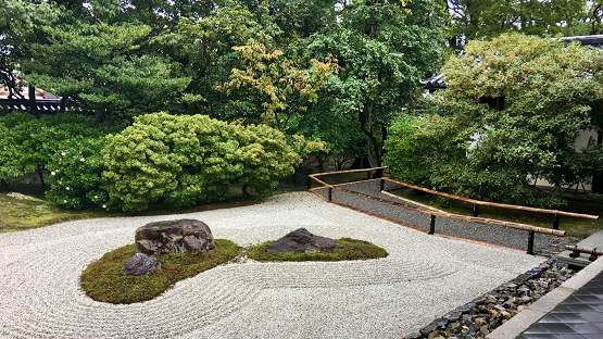 闠閙中的清淨地，建仁寺