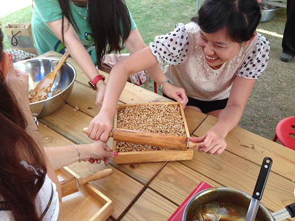 以當季的有機食材為主軸,開發具地方特色的蔬食風味料理